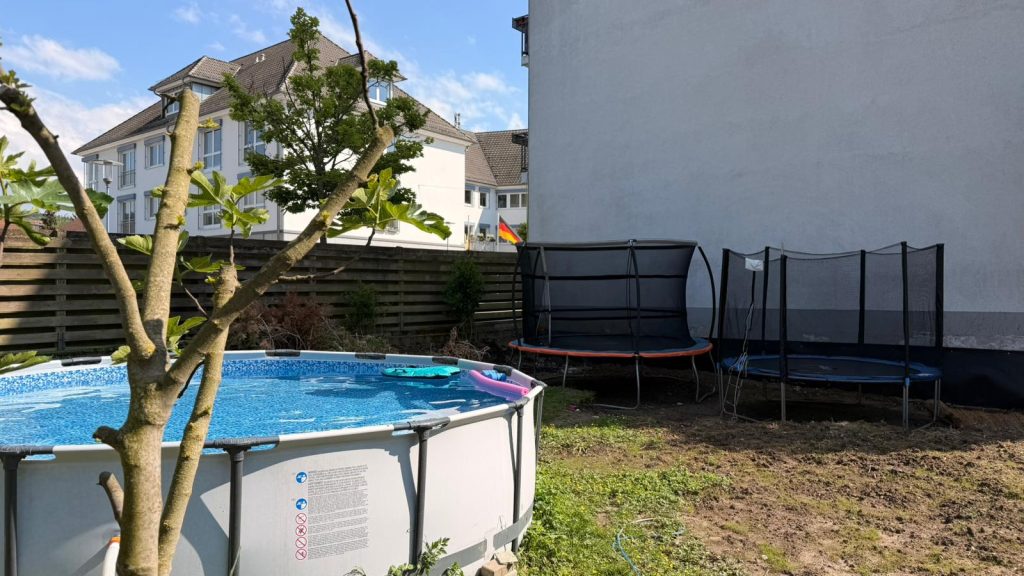 Swimmingpool und Trampoline für Erfrischung und viel Spass